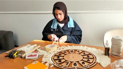 فن المكرمية.. حرفة يدوية تنسج الجمال بالخيوط.. ستائر ووسائد وديكورات الحوائط «أبرز المنتجات».. وهذه مراحل الإنتاج (فيديو وصور) 