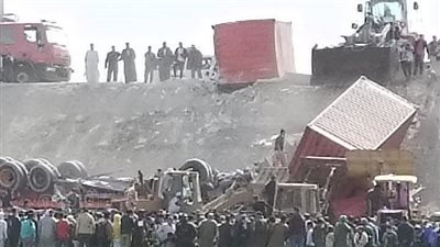 الصور الأولى لحادث انقلاب سيارة نقل من أعلى كوبري دفرة بالغربية