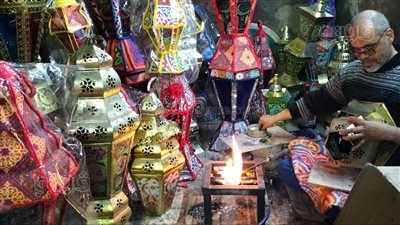 صناعة فوانيس رمضان في أقدم ورشة بباب الخلق.. النحاس والزجاج الملون والصفيح أبرز الخامات المستخدمة.. «فاروق» و«المربع» أشهر الأنواع.. وهذه أبرز مراحل التصنيع (فيديو وصور) 