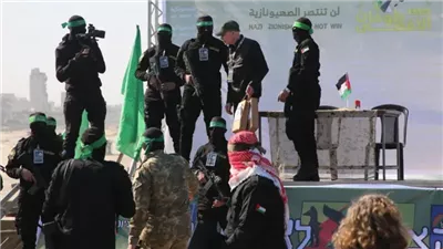 أول تعليق من حماس على مشاهد تسليم المحتجزين الإسرائيليين