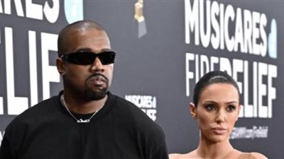 كانييه ويست يعرض ملابس زوجته العارية للبيع