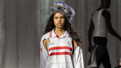 عارضة أزياء تخطف الأنظار بـ تيشرت الزمالك 