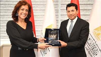 وزير الرياضة يكرم راندا المهدي لإنجازاتها في السباحة بالمياه المفتوحة