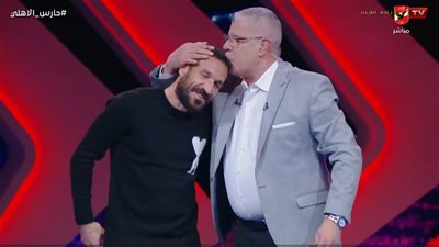 بالأحضان والقبلات، رد فعل غير متوقع من شوبير لحظة دخول علي معلول الاستوديو (فيديو)