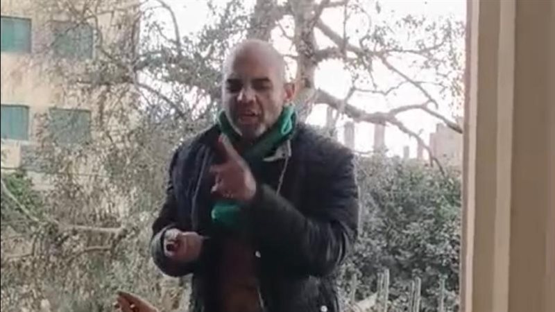 مهتز نفسيًا يحاول