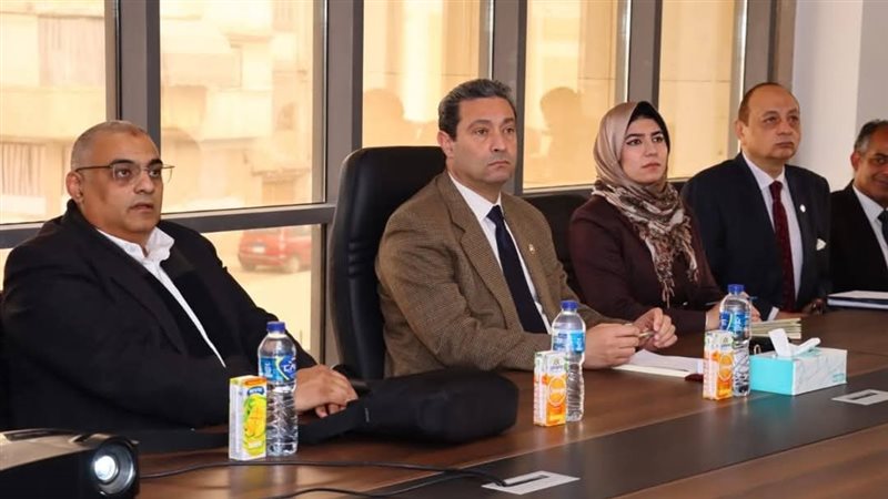 محافظ دمياط يناقش