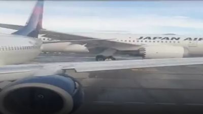 طائرة ركاب يابانية تصطدم بأخرى أمريكية في مطار سياتل ( فيديو)