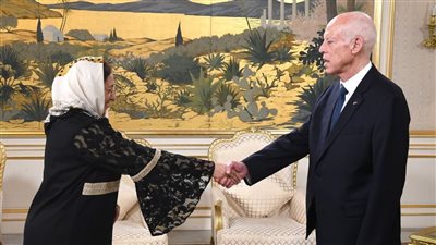 الرئيس التونسي يقيل وزيرة المالية ويعين مشكاة الخالدي خلفا لها (فيديو)