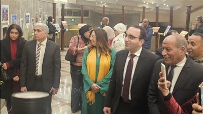 نائب محافظ الإسماعيلية ورئيس المهرجان يتفقدان معرضا للصور الفوتوغرافية للهواة (صور)