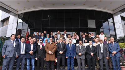 وزير العمل يُسلم عقودا لذوي الهمم، وشهادات وجوائز لخريجي دورات التدريب المهني