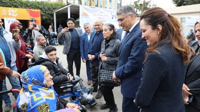 محافظ الجيزة يسلم 53 موتوسيكلا مجهزًا طبيًا وكرسيًا كهربائيًا لذوي الهمم