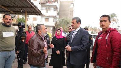 محافظ دمياط يتابع أعمال رصف الطرق بالشارع الحربي