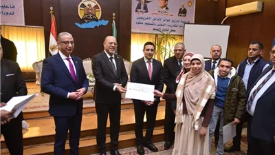 تسليم عقود عمل لذوي الهمم وجوائز وشهادات لخريجي مراكز التدريب المهني بالفيوم