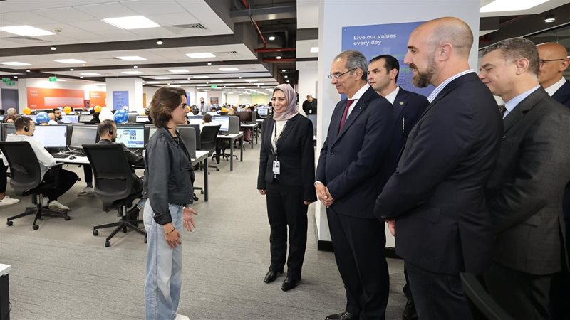 وزير الاتصالات خلال
