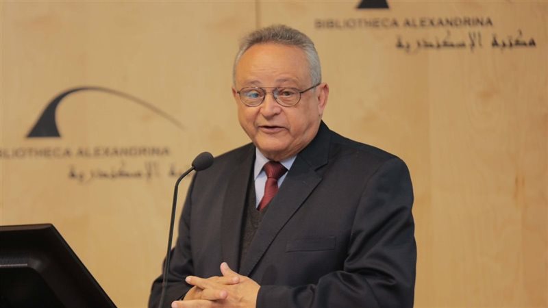  الدكتور أحمد زايد