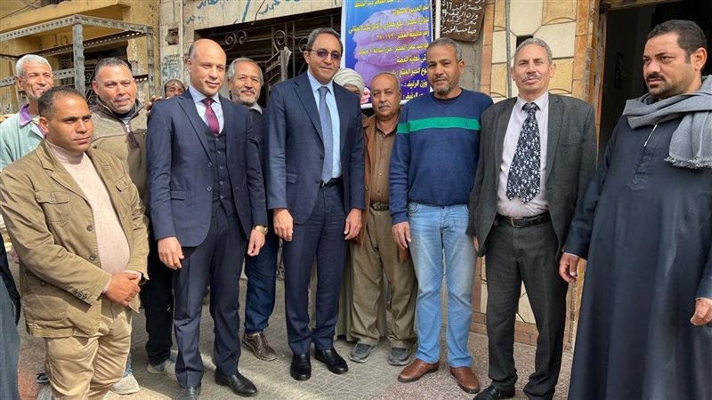 محافظ قنا يفاجئ مخبزًا