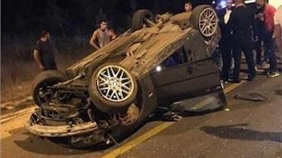 المعاينة الأولية تكشف سبب انقلاب سيارة ملاكي أعلى الطريق بأكتوبر