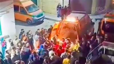 انتشال مصاب جديد من تحت أنقاض انهيار سقف منزل بالمحلة (صور)