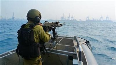 زوارق الاحتلال تطلق النار تجاه صيادين قرب شاطئ بحر القرارة في غزة