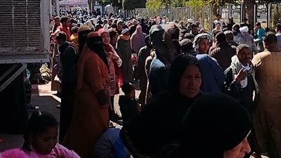 إقبال أهالي قنا على أول جمعة في احتفالات القنائي بمولده (فيديو)