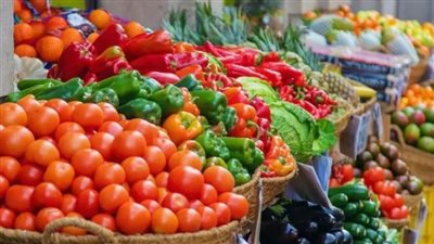 ورق العنب يرتفع 10 جنيهات وانخفاض الخيار، سعر الخضار اليوم في سوق العبور