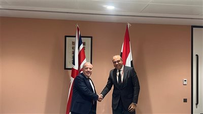 وزير الطيران يختتم زيارته الرسمية بلقاء الوزير المفوض البريطاني فى لندن