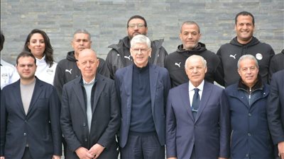 أرسين فينجر يلتقط الصور التذكارية مع أبوريدة ومدربي الرخصة A