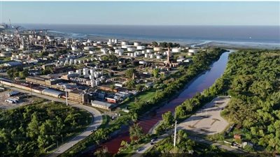 نهر بلون الدم في الأرجنتين يثير حيرة السكان (فيديو)