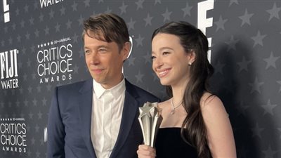 ميكي ماديسون تصور المخرج شون بيكر بعد فوزهما في حفل اختيار النقاد (فيديو)