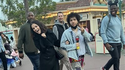 سيلينا جوميز في ملاهي ديزني لاند مع خطيبها بيني بلانكو (فيديو)