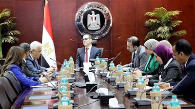 وزير الاستثمار يستعرض مشروعات هايدلبرج ماتيريالز لصناعة الأسمنت 