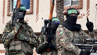 وصول سيارات القسام إلى دير البلح لتسليم الأسرى الإسرائيليين للصليب الأحمر