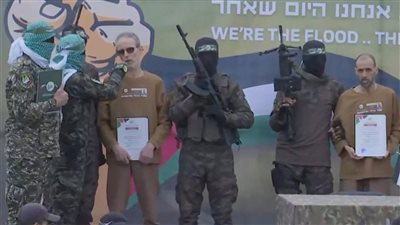 كتائب القسام تسلم الصليب الأحمر 3 أسرى إسرائيليين في دير البلح