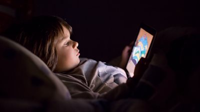 خطر الشاشات على ذكاء طفلك.. دراسة حديثة تجيب