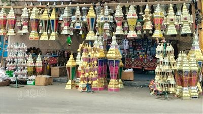 فوانيس رمضان تضيء باب الشعرية.. الأسعار تبدأ من 50 جنيهًا.. إقبال كثيف على الصاج وأبو شمعة.. الأطفال يفضلون البلاستيك.. وهذه أبرز مراحل صناعته (فيديو وصور)