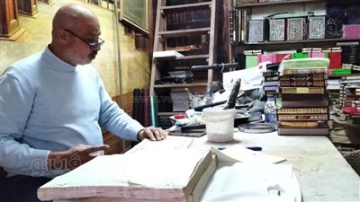 حكاية أقدم ورشة لتجليد الكتب.. تعيد الحياة للمخطوطات والمراجع.. عمرها أكثر من نصف قرن.. وهذه أبرز خطوات الترميم (فيديو وصور)