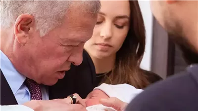 صورة جديدة تجمع بين العاهل الأردني وحفيدته