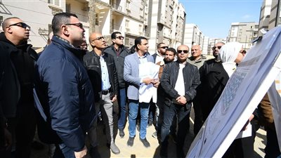 وزير الإسكان يتابع سير الأعمال بمشروعات المرافق والإسكان والطرق بالقاهرة الجديدة