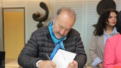 الشاعر التشيلي ثيودورو إلساكا  يزور مكتبة الإسكندرية