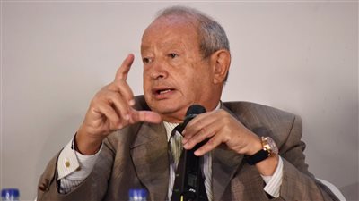 ساويرس يدافع عن أحمد حلمي بعد اتهامه بالإساءة للمصريين: أكيد بيهزر