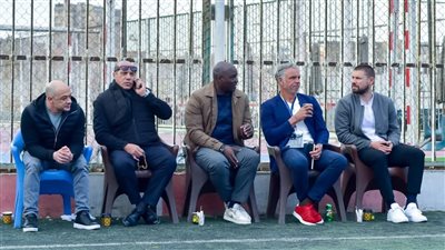 علاء نبيل ومسئولو التطوير في الفيفا يشاهدون مباراة القمة المصغرة