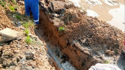 رئيس مياه القناة يعلن إصلاح كسرين مفاجئين في خط الرئيسي وإعادة تشغيل الخدمة (صور) 