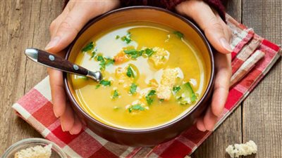 أخصائي تغذية يوضح 5 فوائد للشوربة على مائدة الإفطار 