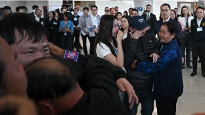 التايلانديون المفرج عنهم من غزة يصلون إلى بانكوك (صور)