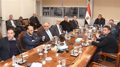 وزير الإسكان يستعرض المخطط الاستراتيجي لمدينة السويس الجديدة