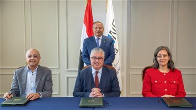 اقتصادية قناة السويس توقع عقود إنشاء ساحة شاحنات ذكية بميناء غرب بورسعيد