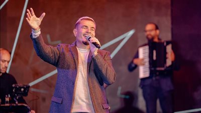 عمرو دياب يتألق في ليلة شتوية بالقاهرة (صور)