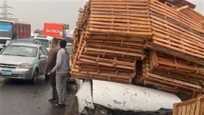 إصابة شخصين في تصادم سيارتين نصف نقل بطريق 