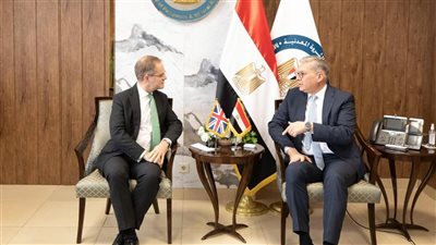 وزير البترول يبحث مع السفير البريطاني سبل التعاون في مجال الطاقة