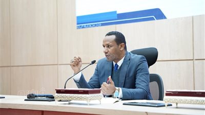 عقد اجتماع بمطروح لعرض رؤية المحافظة الاستثمارية وتعظيم مواردها (صور) 